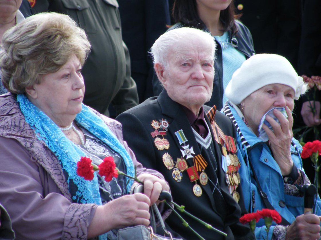 Поклонимся и мёртвым, и живым