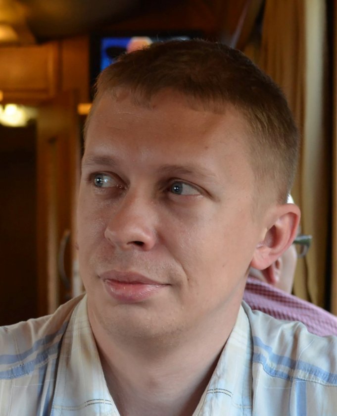 В руках портфель, цветы и бантики в косичках…