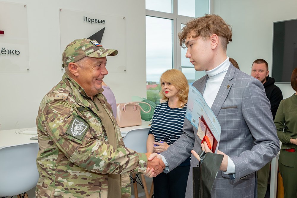 Окончили школу с отличием