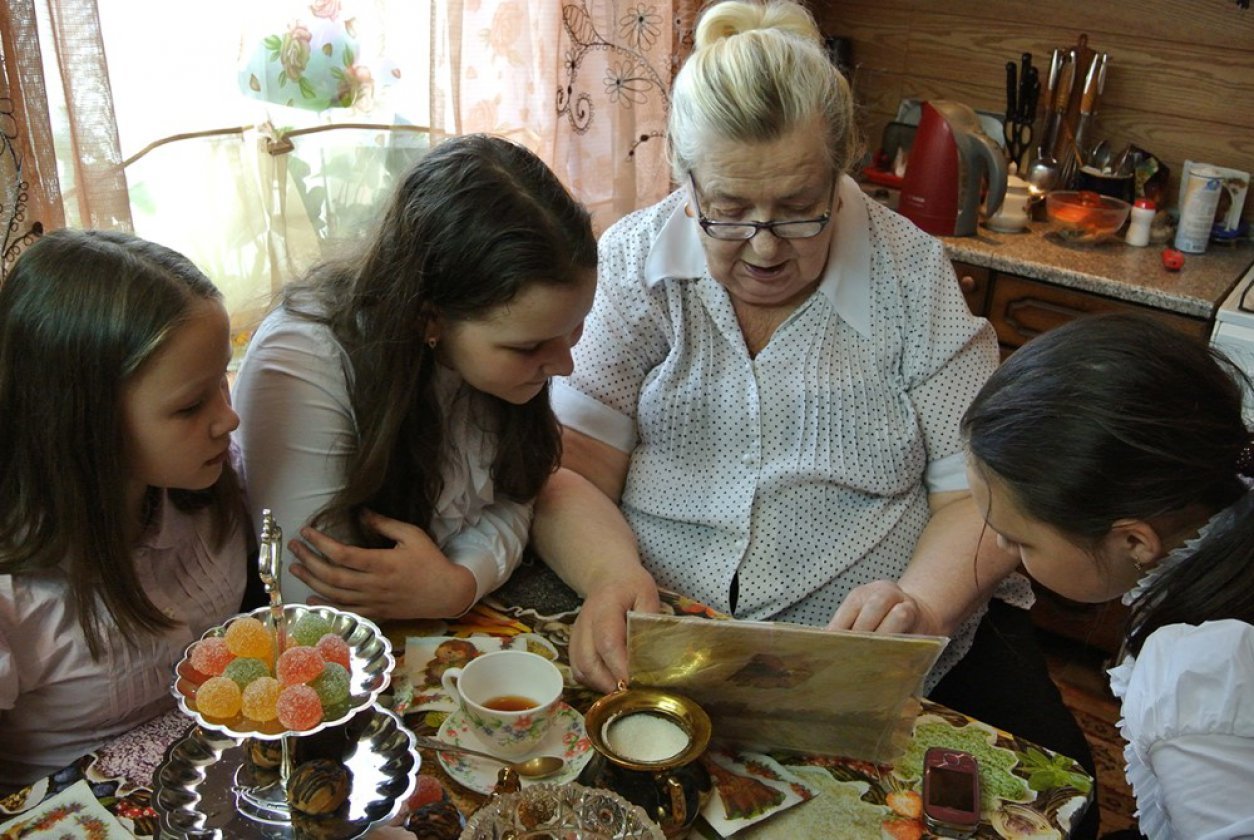 И девочка обняла бабушку