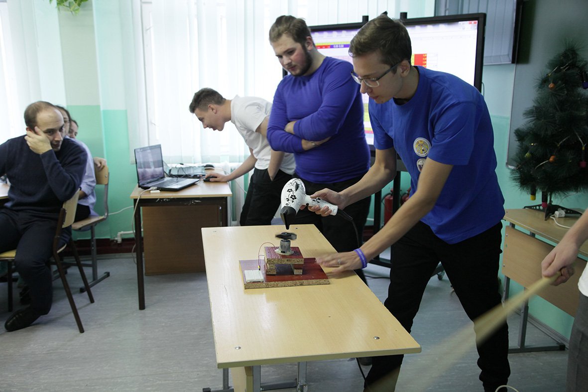 Феном по лопастям