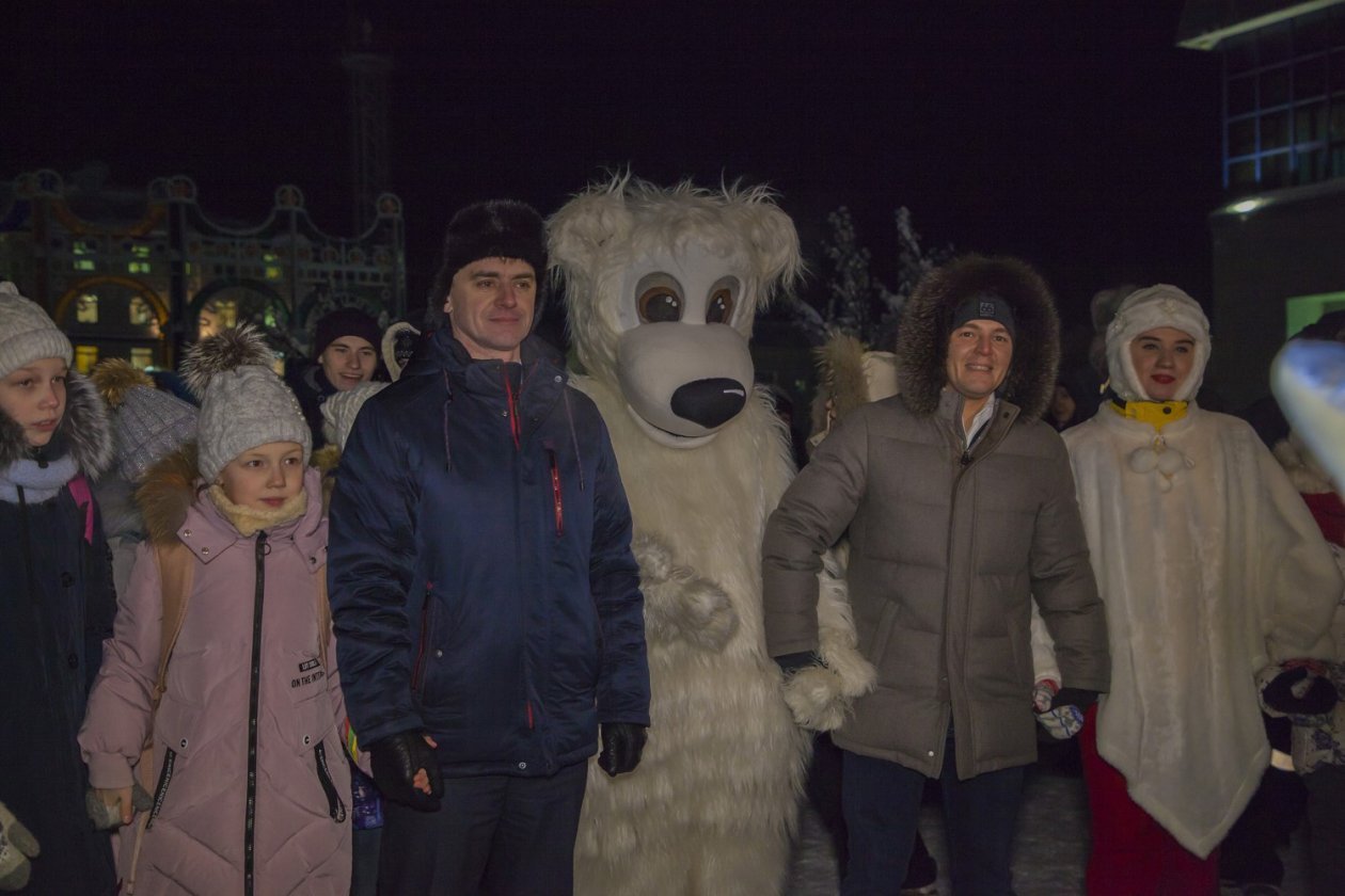 Огни зажигает Белый Мишка