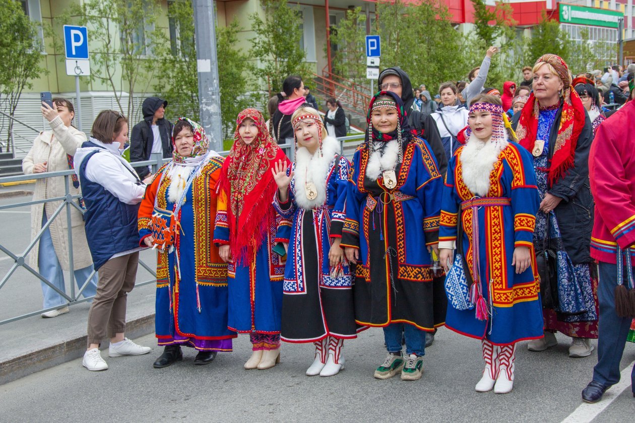 Народы поют и идут дружно