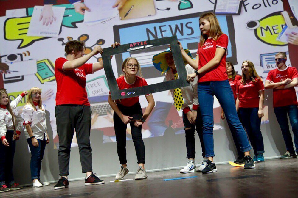 Петь, снимать или ваять пером?