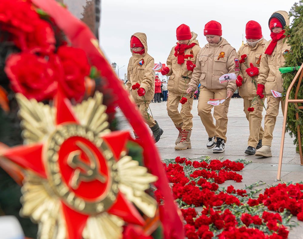 Равнение на Знамя Победы!