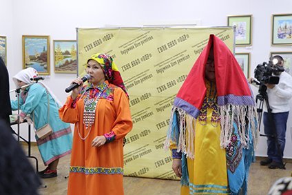 Руками женщины