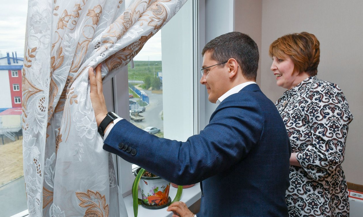 Из окна видны горы