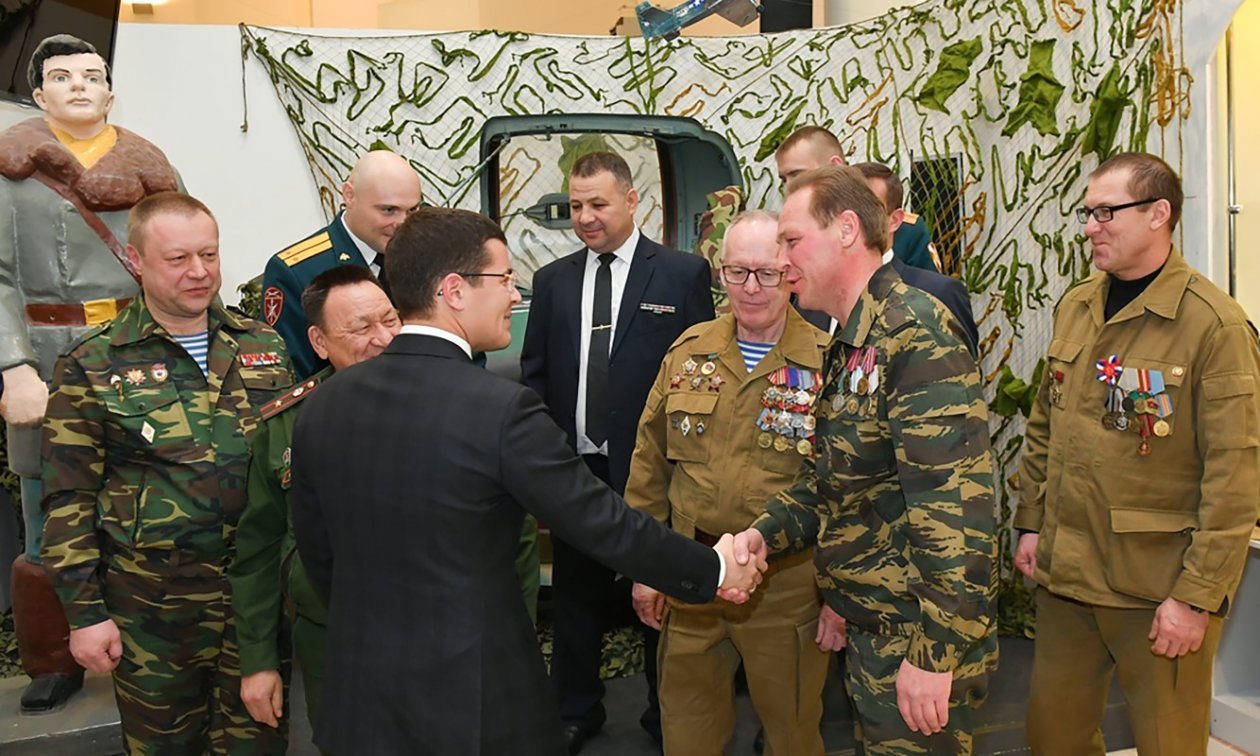 Люди со стержнем