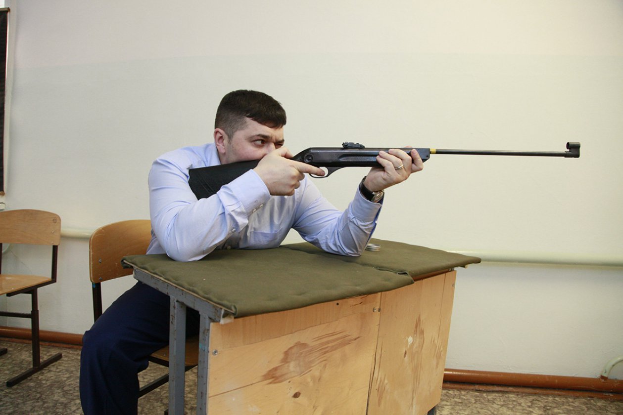На золотой знак