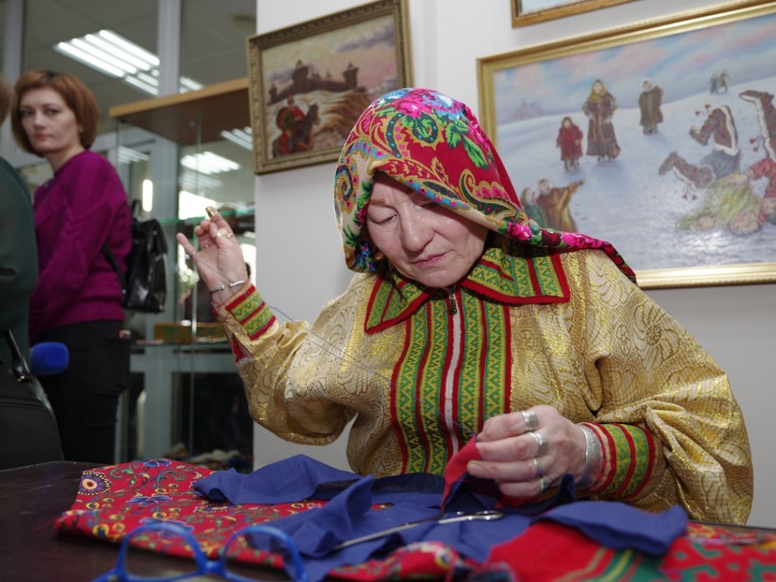 Руками женщины