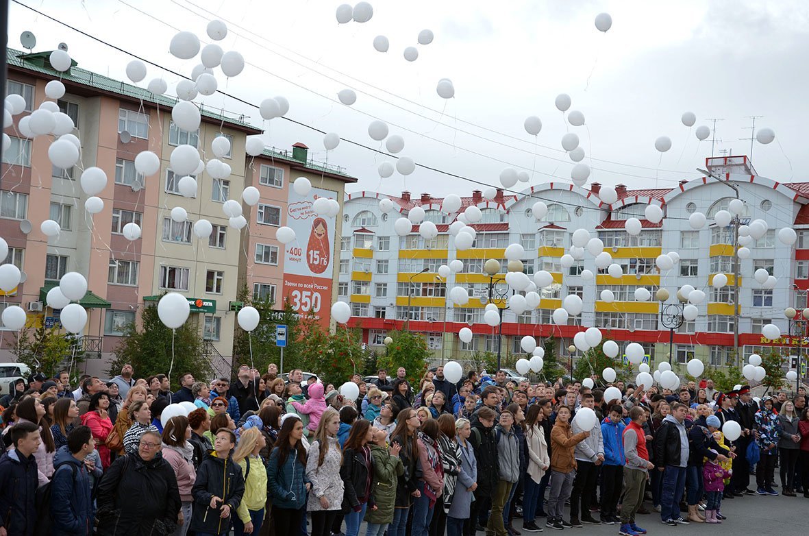 Белые шары над городом